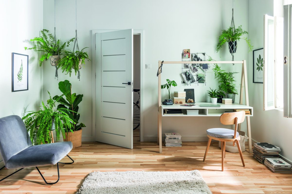 Drewniane podłogi świetnie współgrają z roślinnością