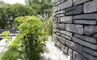 Albero - betonowy murek inspirowany łupkiem skalnym