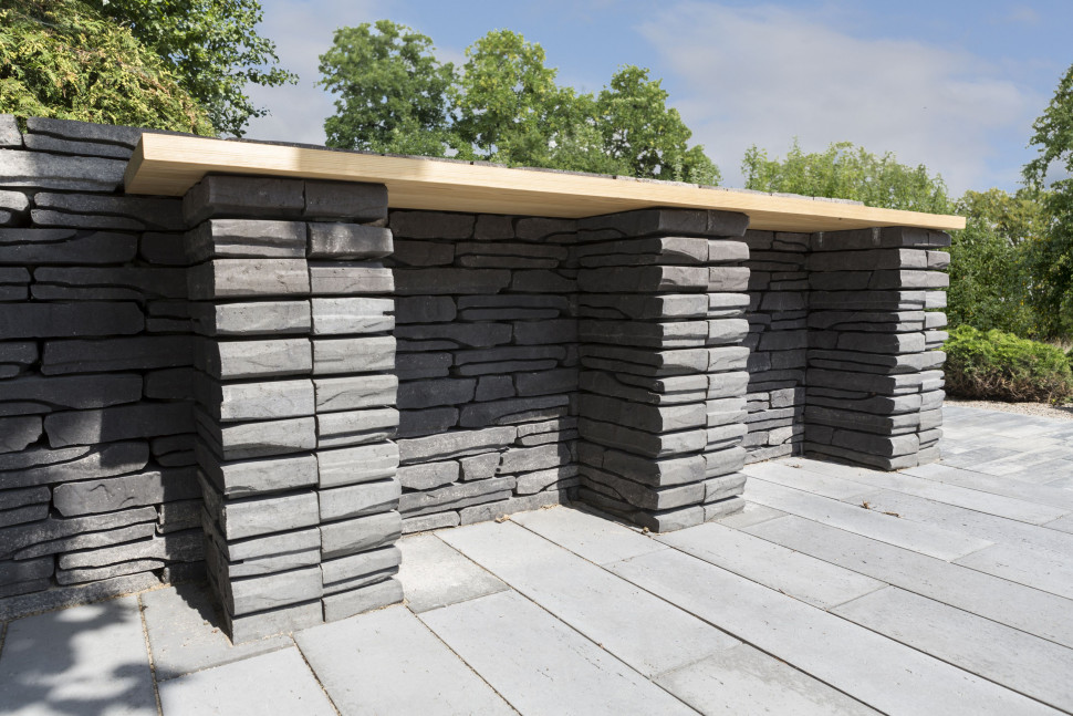 Murek w ogrodzie może pełnić funkcję stolika