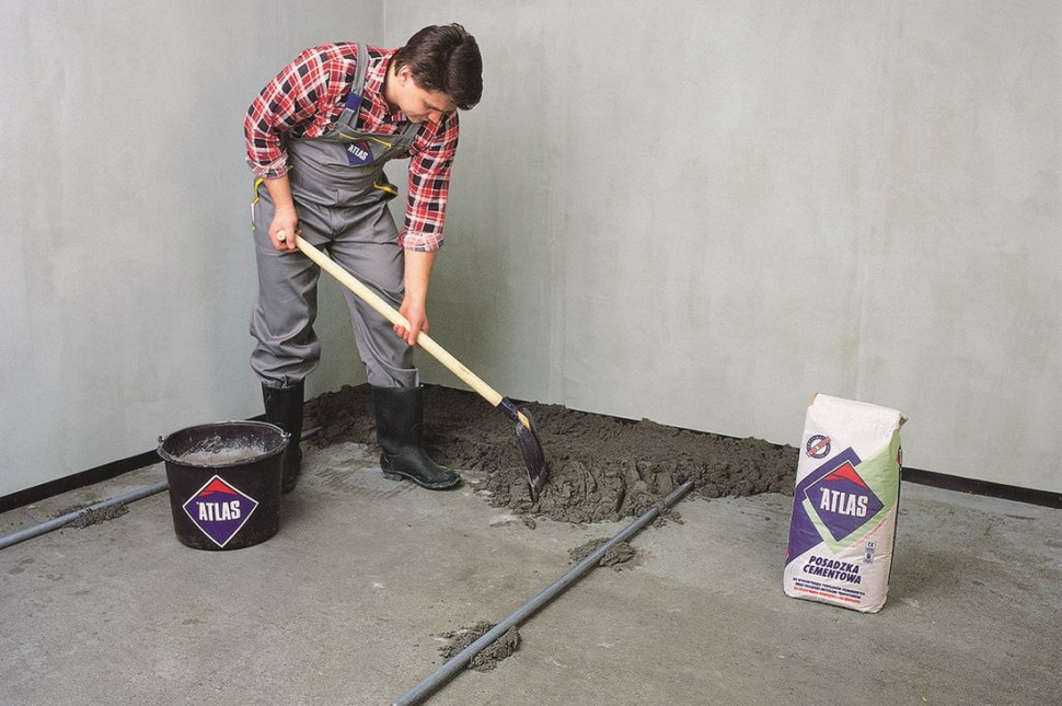 Nakładanie jastrychu cementowego