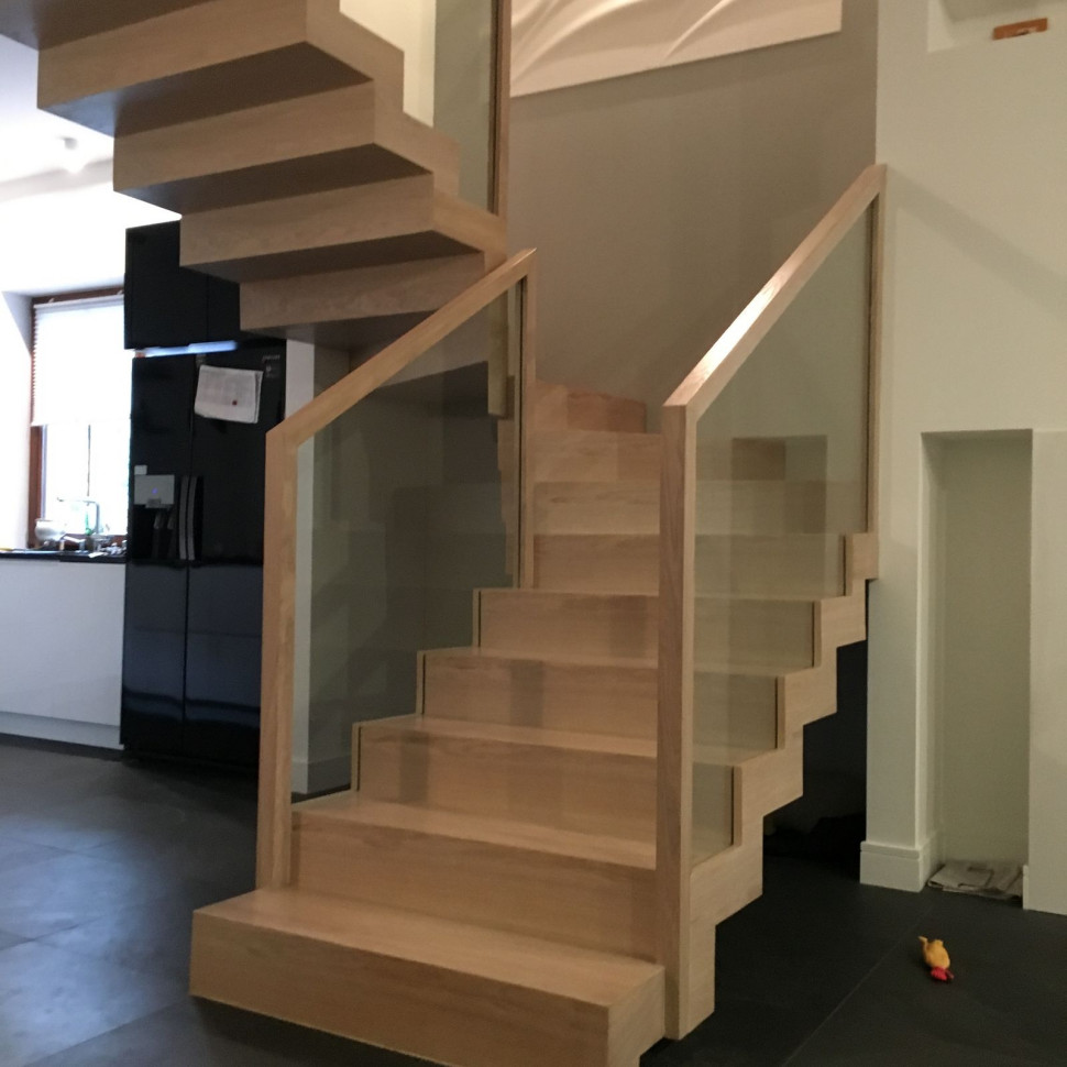 Schody wewnętrzne ze szklaną balustradą