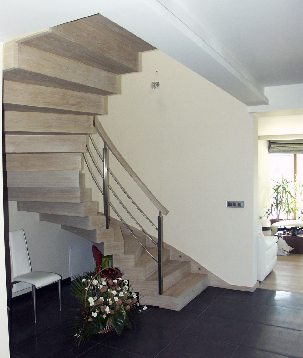 Schody zabiegowe z balustradą
