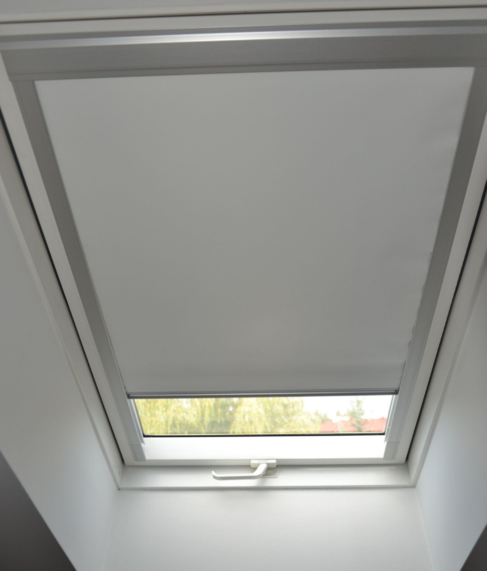Okno dachowe z opuszczoną roletą wewnętrzną