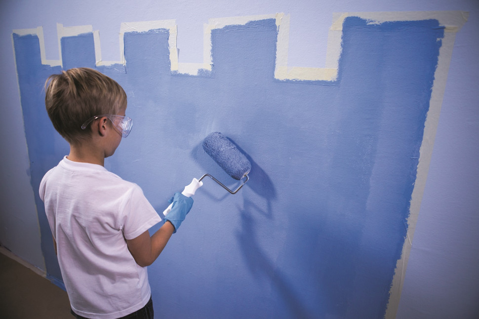 Wyznaczenie granic murów zamku za pomocą taśmy malarskiej i wypełnienie ich wnętrza tablicówką w niebieskim kolorze