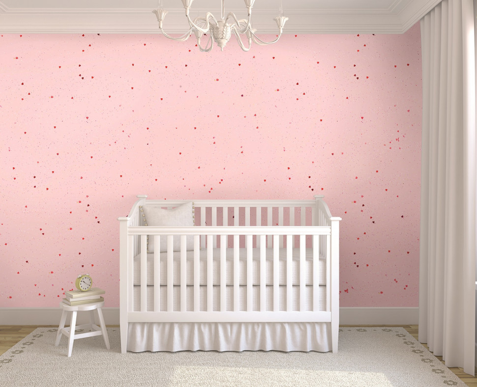 Pokój małego dziecka ozdobiony farbą z brokatem i czerwonymi serduszkami naniesionymi na różową ścianę