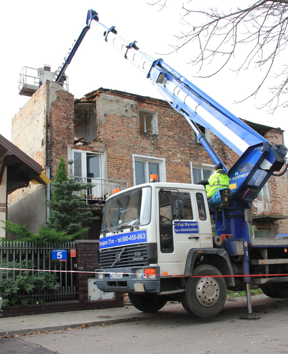 Rozbiórka ręczna prowadzona z podnośnika koszowego