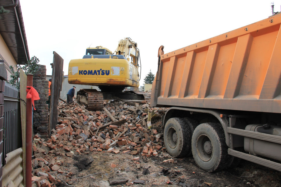 Rozbiórka budynku przy użyciu ciężkiego sprzętu