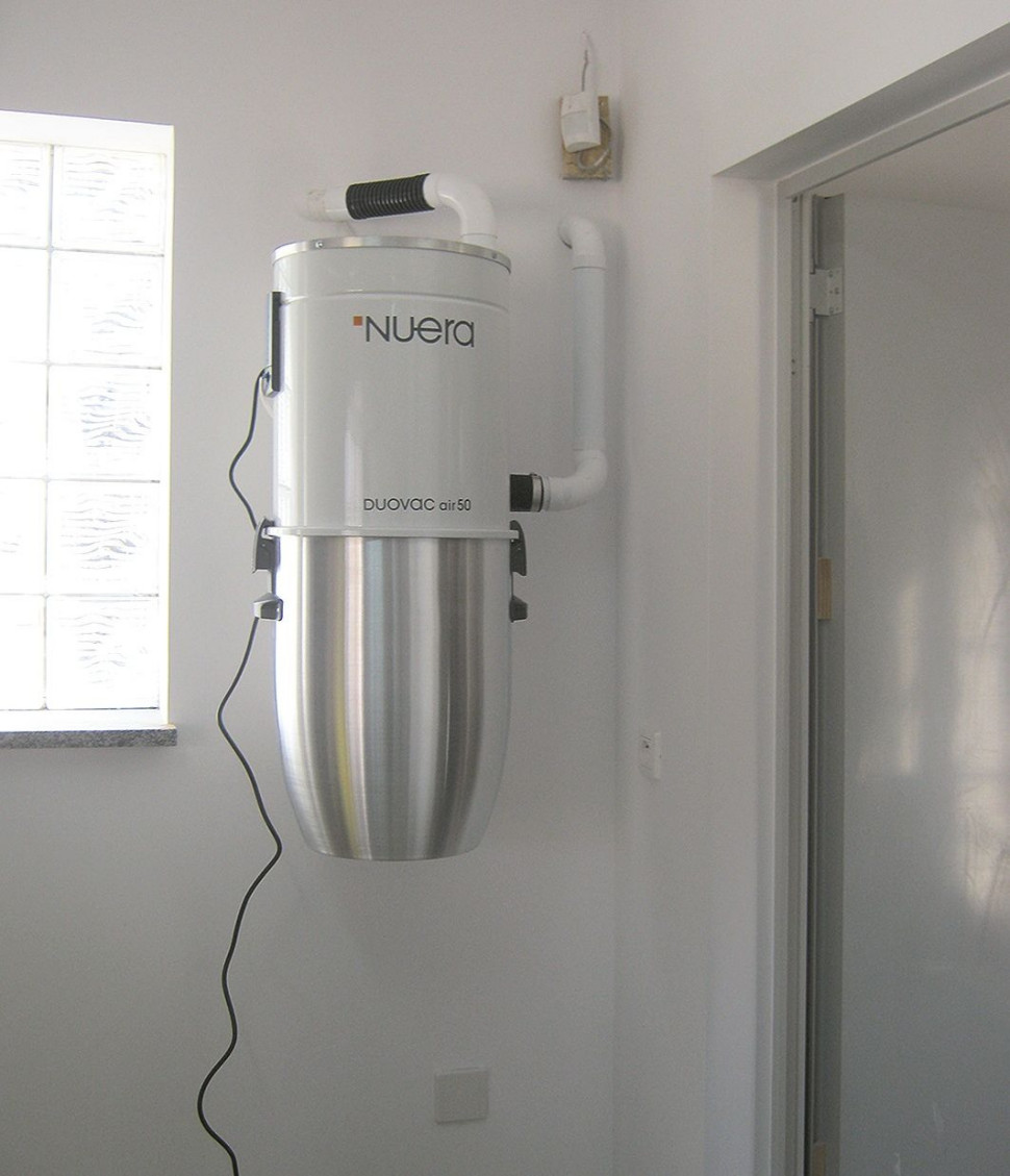 Jednostka centralna odkurzacza zamontowana w pomieszczeniu gospodarczym