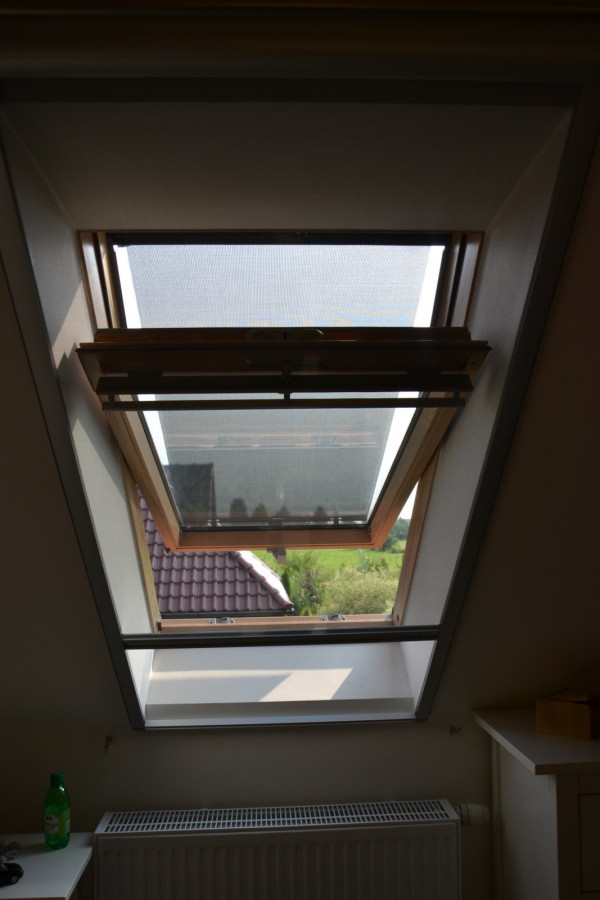 Markiza z siatki na oknie dachowym - widok z wnętrza