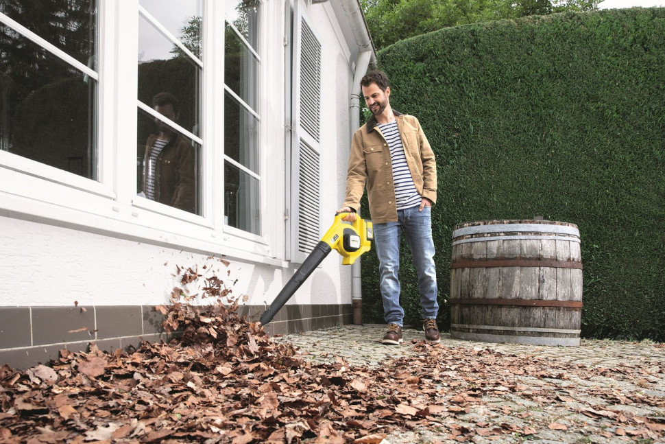 Dmuchawa akumulatorowa wyposażona w odłączaną tubę oraz płaską dyszę do precyzyjnego czyszczenia