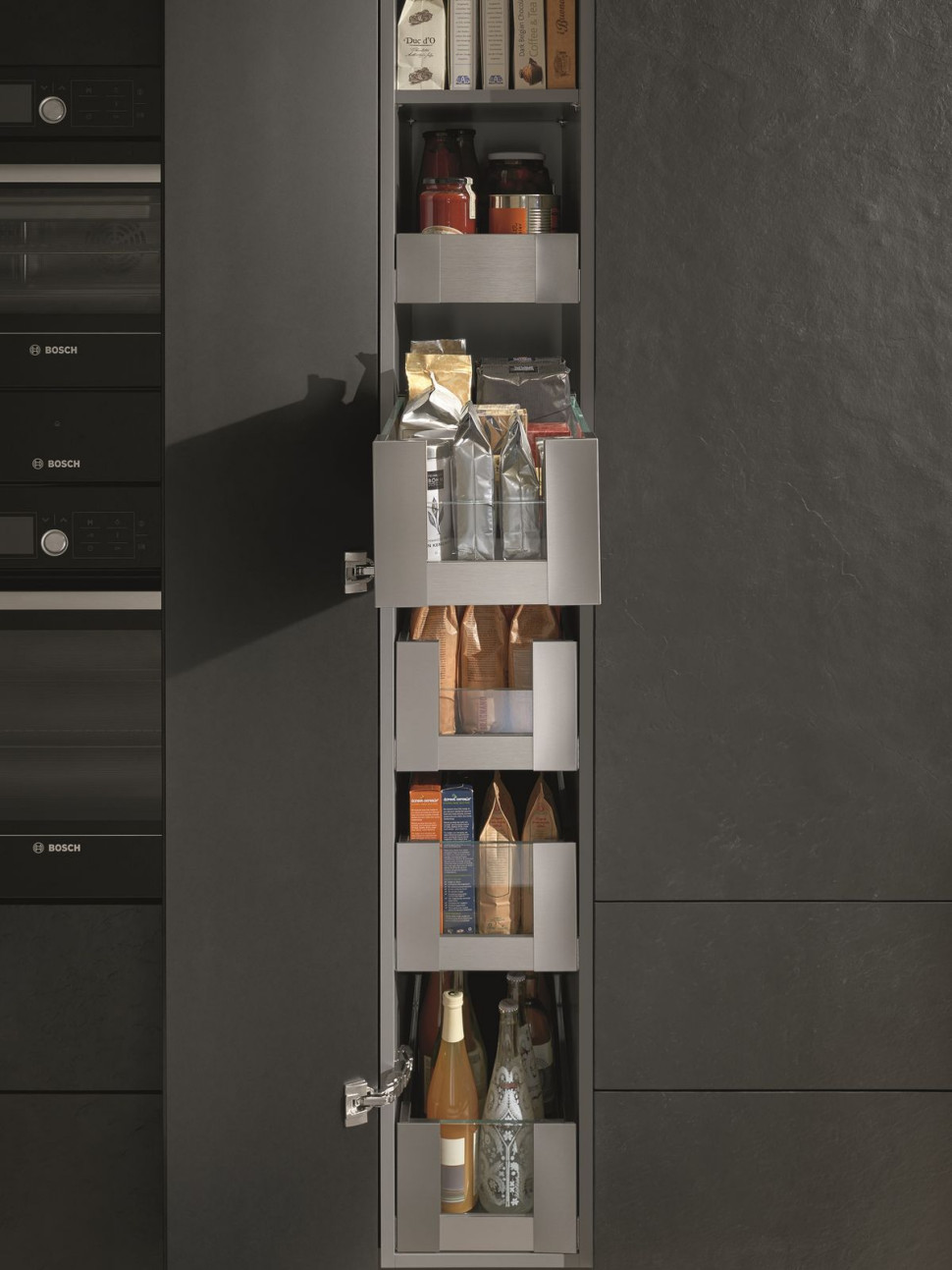 Wysuwane półki w wysokiej szafce kuchennej