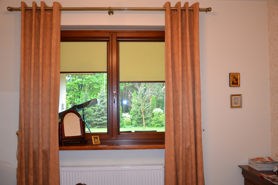 Roleta w sypialni z tkaniną blackout