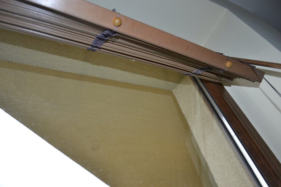 Złożone żaluzje drewniane