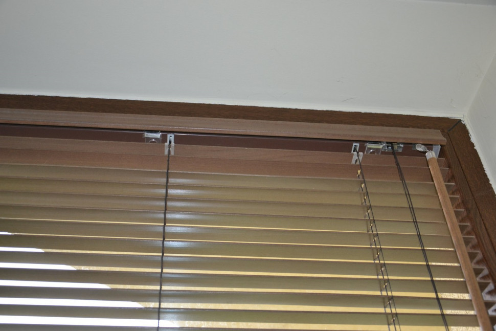 Listwa montażowa z zaczepami w żaluzjach drewnianych