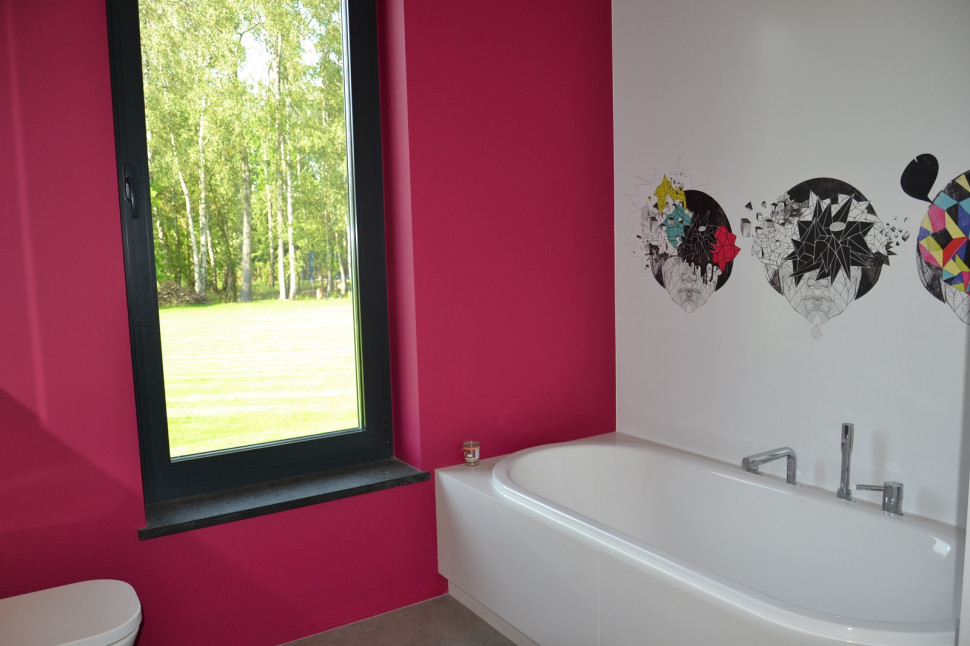 Nad wanną umieszczono drukowaną płytę dibond