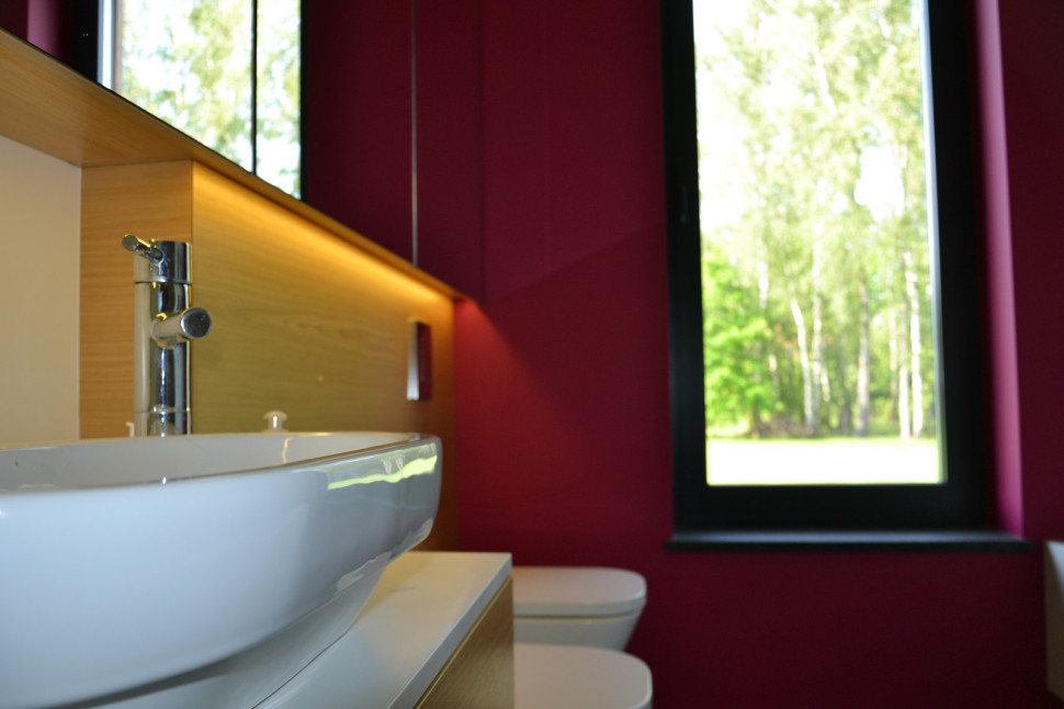 Ściana nad umywalką