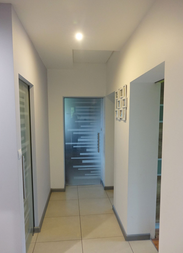 Ściany w korytarzu pomalowane farbą z brokatem