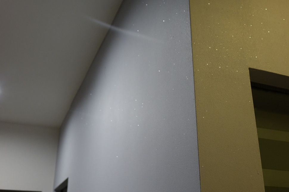 Ściany korytarza pomalowane farbą brokatową