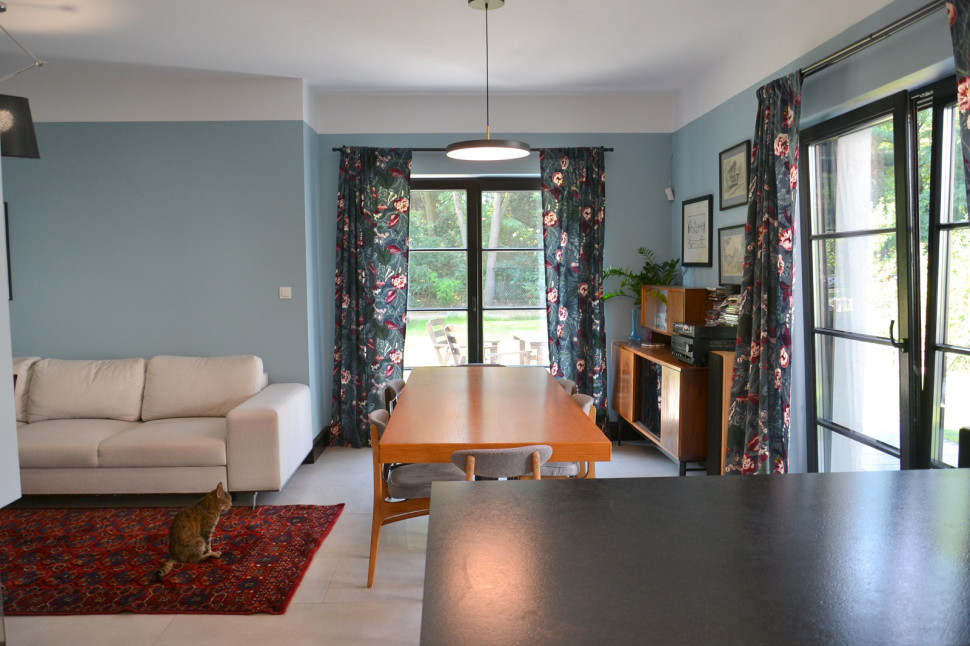 Salon pomalowany niebieską farbą