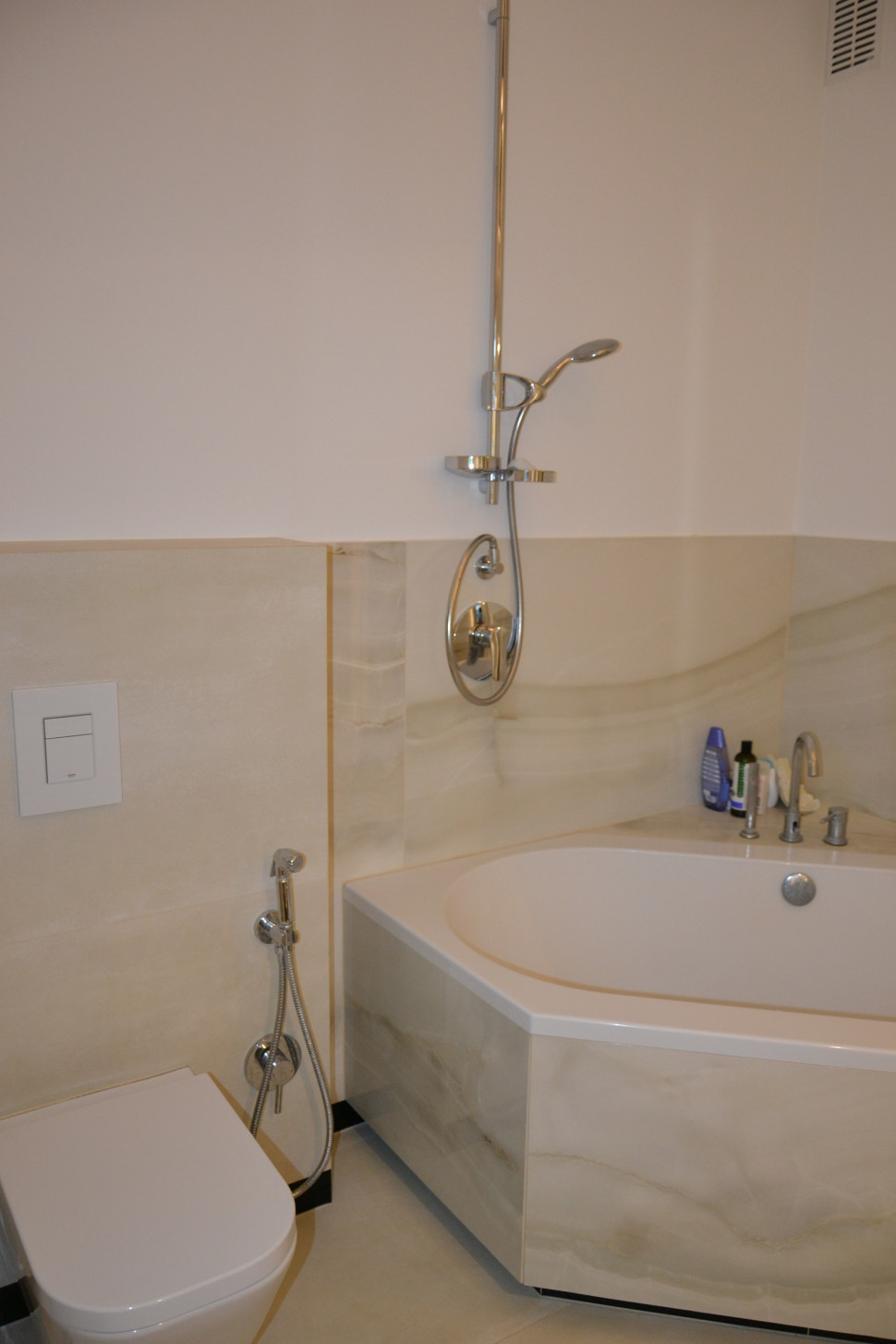 Łazienka z wanną i prysznicem