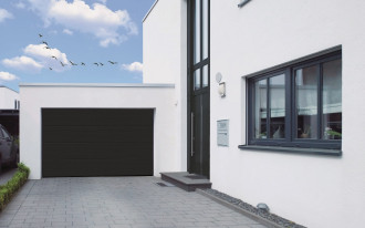 Brama garażowa w szlachetnej powłoce satin black nowością od Novoferm
