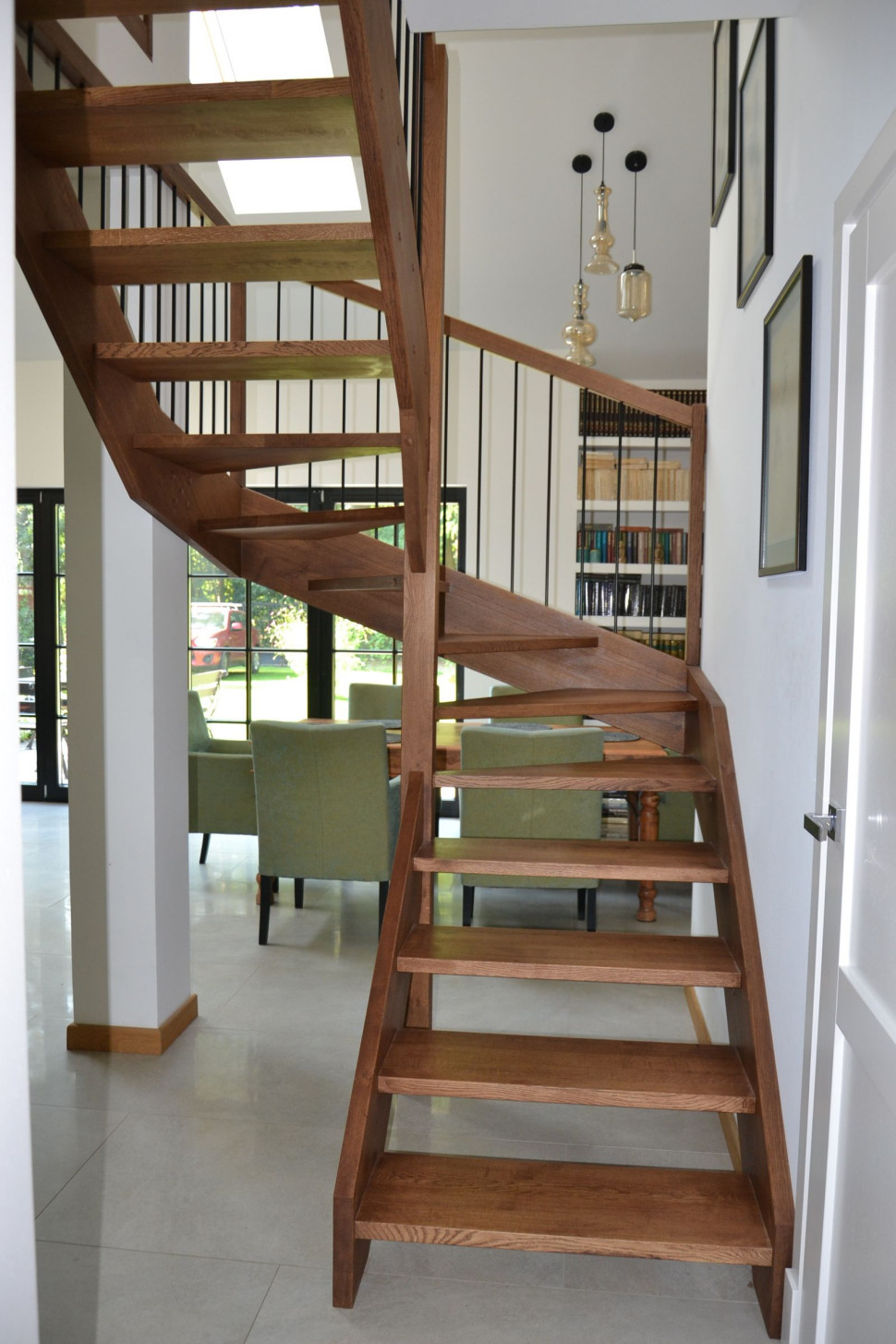 Ażurowa zabiegowa klatka schodowa