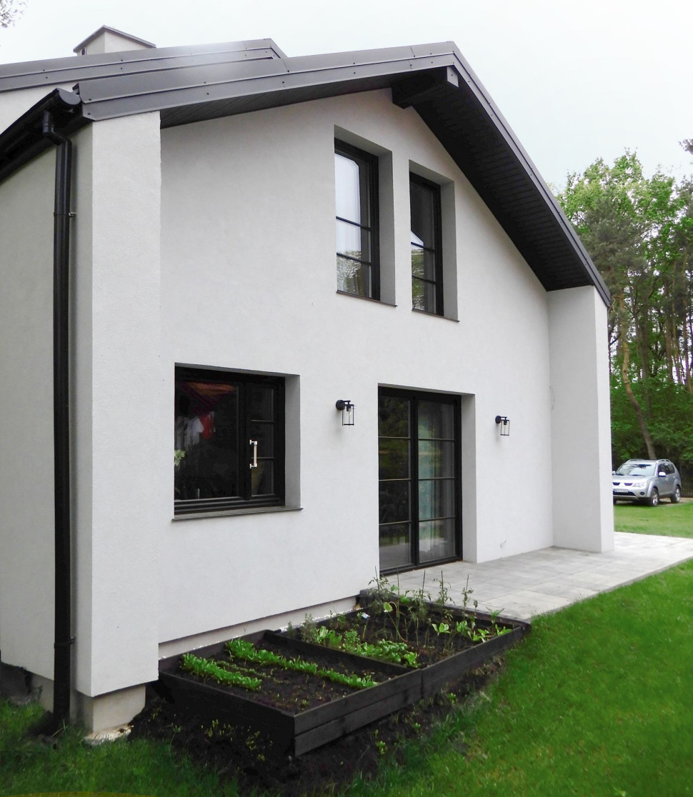 Boczna ściana z dużymi oknami