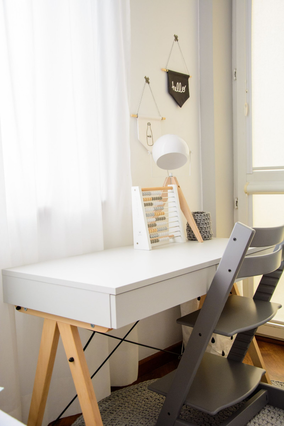 Biurko Kids polskiej marki Minko z dwoma dyskretnymi szufladami