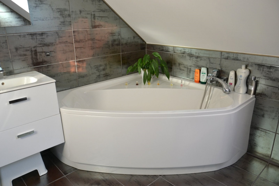 Narożna wanna w łazience na poddaszu