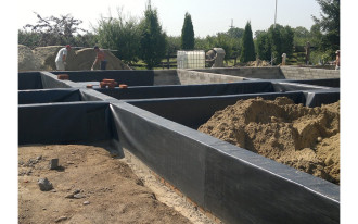Prawidłowe zabezpieczenie przeciwwilgociowe fundamentów folią hydroizalacyjną