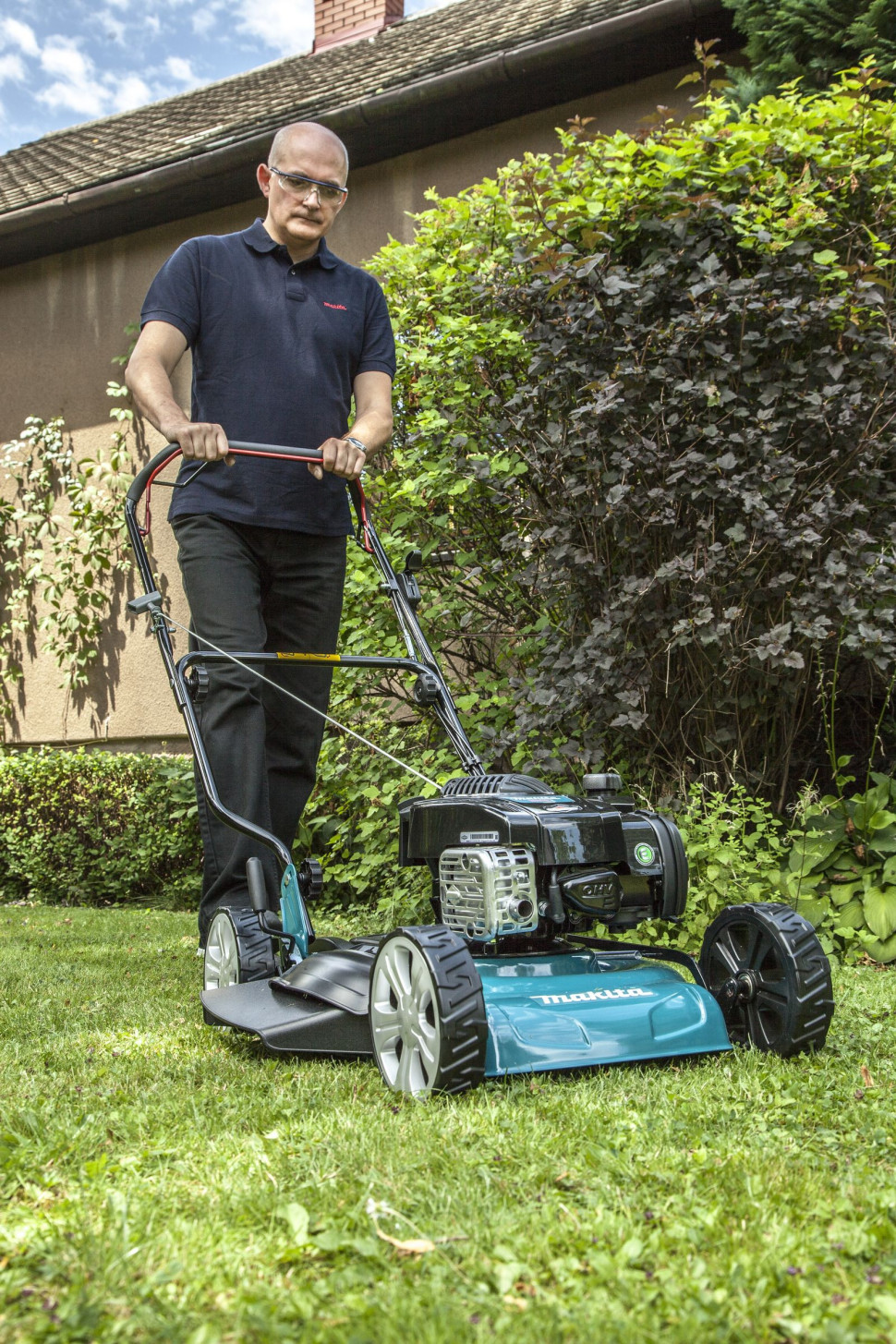 Koszenie kosiarką spalinową