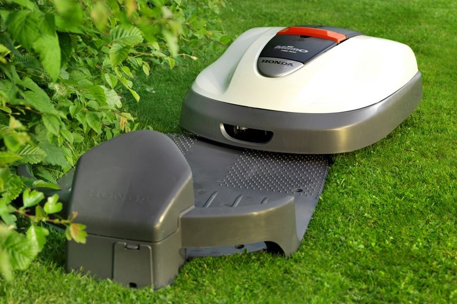 Robot koszący i baza dokująca