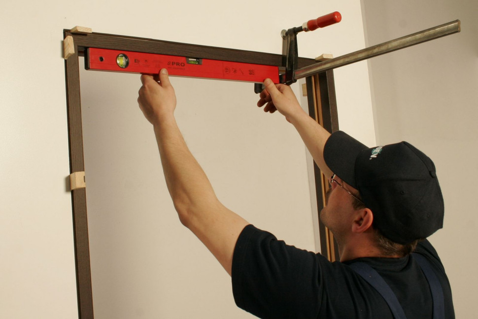 Sprawdzamy pion i poziom osadzanych drzwi