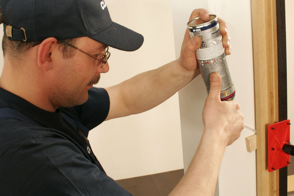 Aplikujemy piankę montażową 