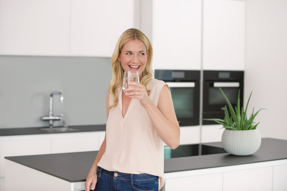 Kobieta pijąca wodę ze szklanki