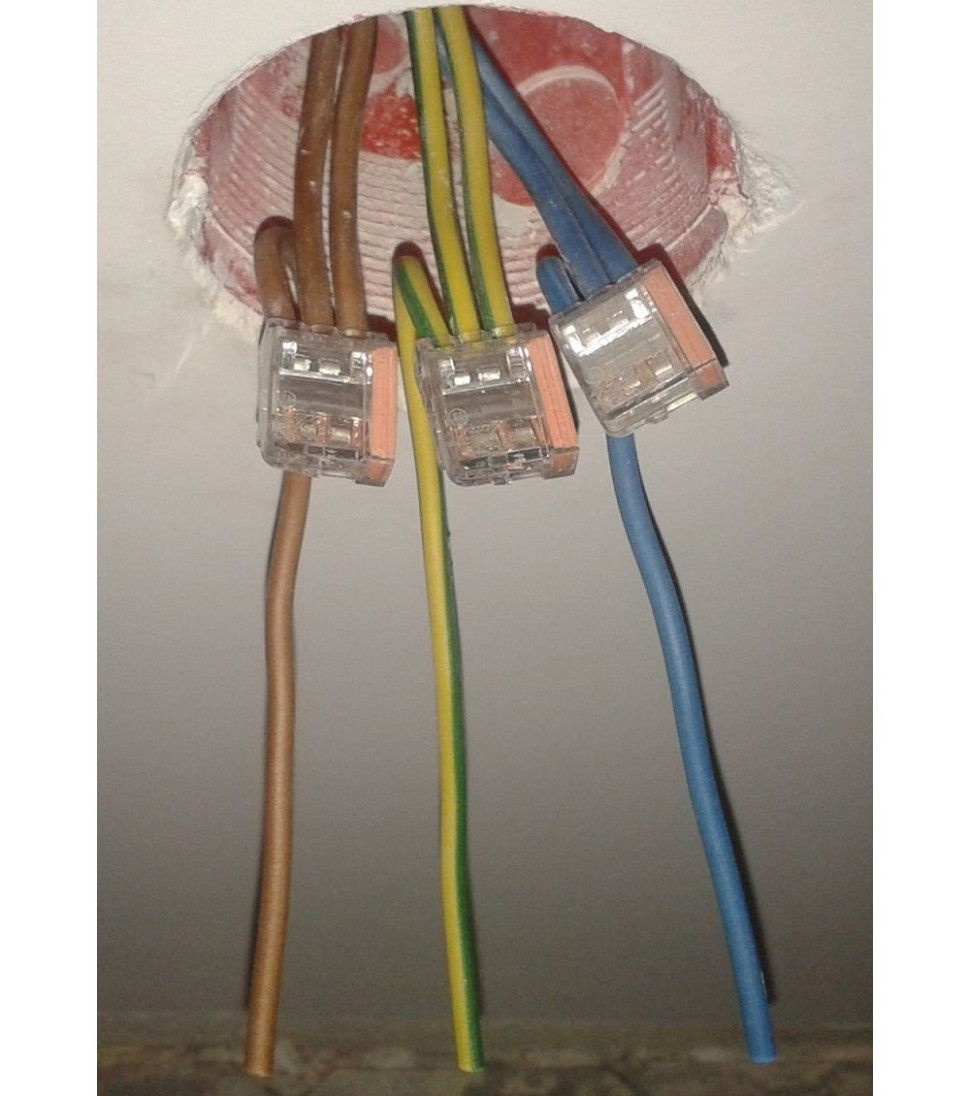 Zachowując odpowiednią kolorystykę, montujemy w złączkach krótkie odcinki przewodów, które posłużą do przyłączenia gniazdka.