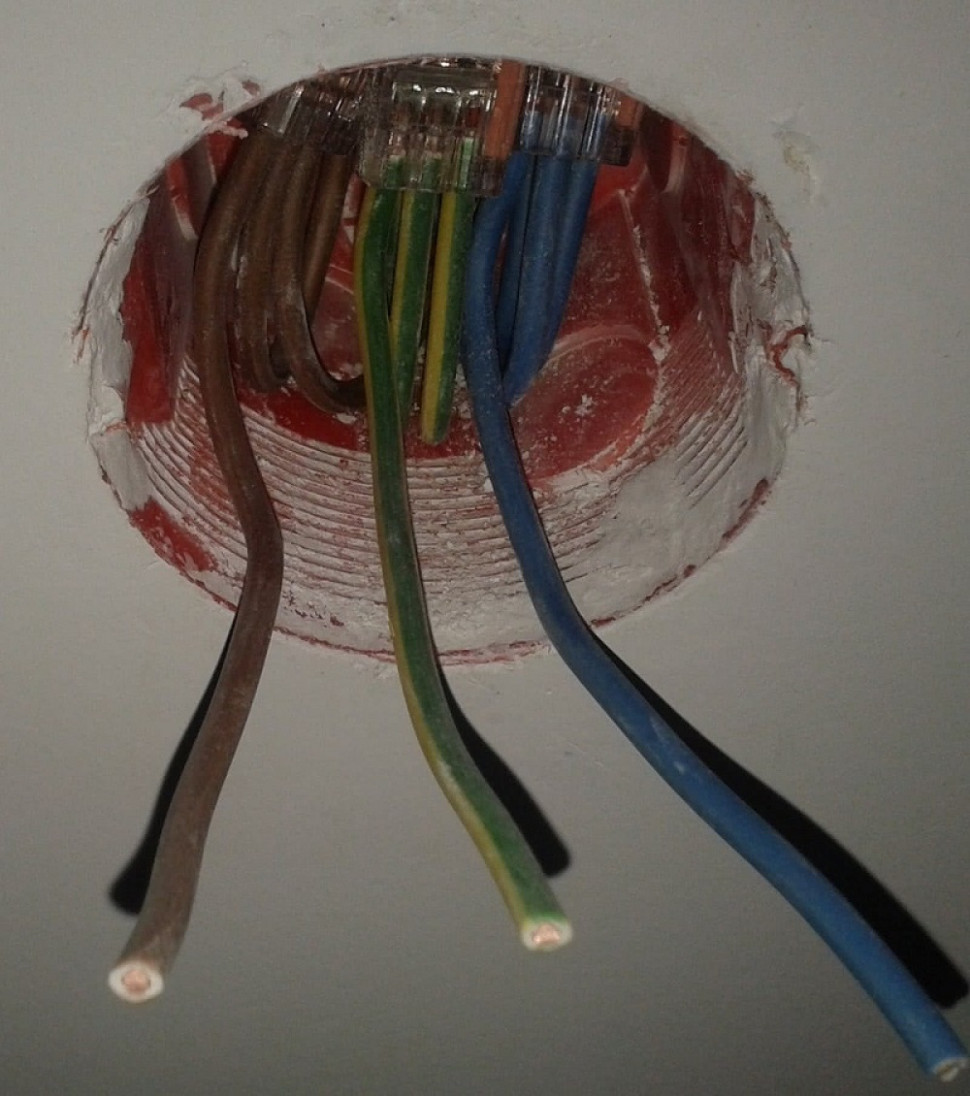 Złączki układamy na samym dnie puszki, unikając zbędnego deformowania przewodów. 