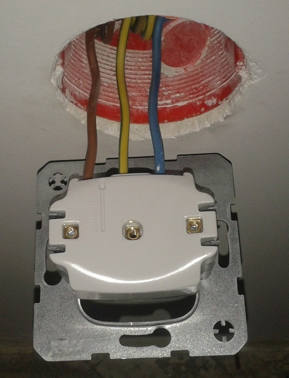 Wolne końce krótkich odcinków mocujemy w zaciskach gniazdka.