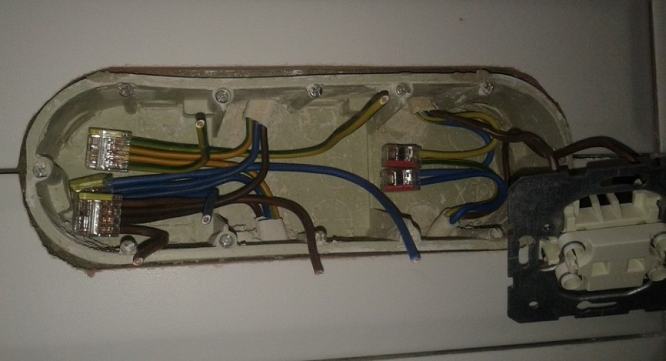 Przykład skomplikowanego układu łączenia przewodów elektrycznych w bloku puszek na kilka rodzajów osprzętu