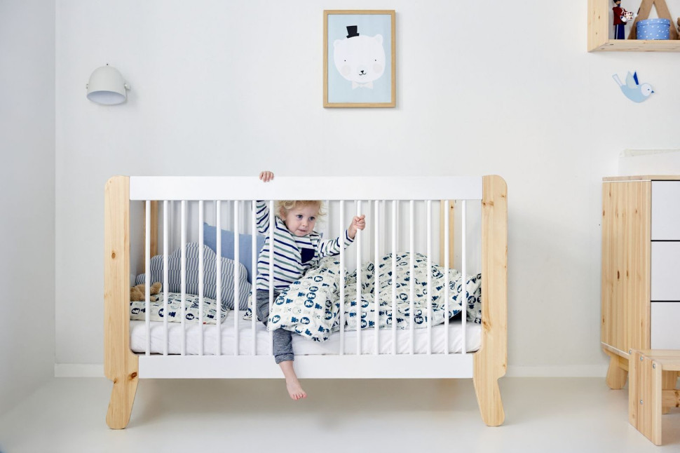 Łóżeczko Nast z litej sosny marki Flexa