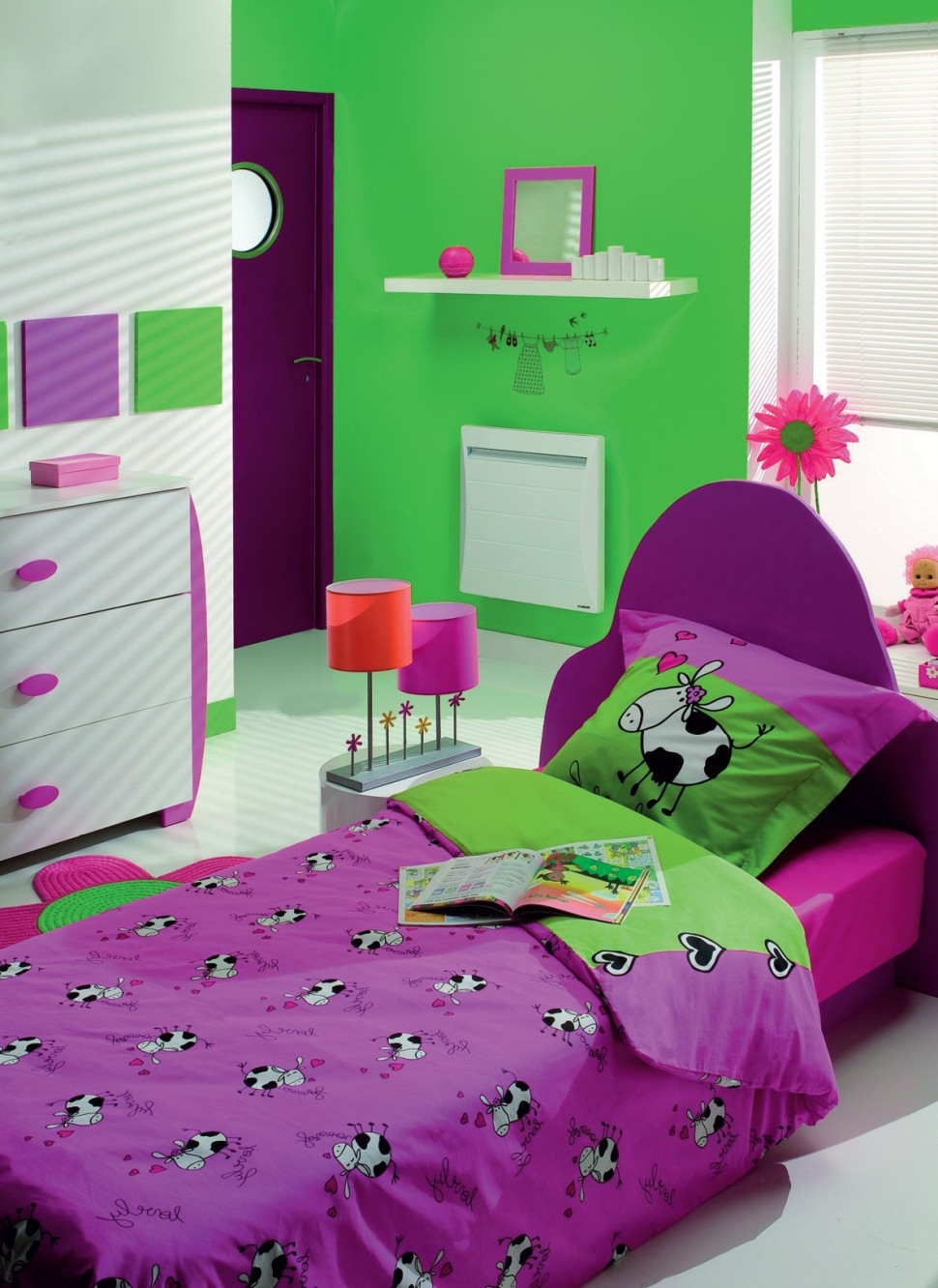Aranżacja pokoju dla dziecka w kolorze zielonym i fioletowym