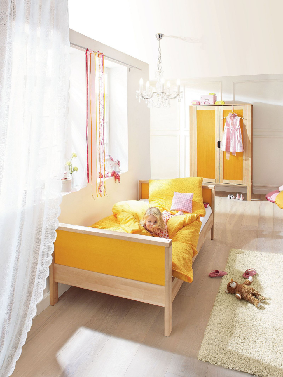 Meble firmy Haba z kolekcji Matti wykonane z drewna bukowego, lakierowanego i malowanego na żółto