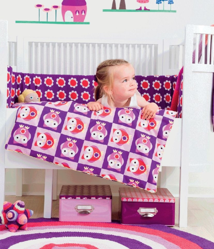 Łóżeczko Kily marki Sebra w stylu lat 50. Można je wydłużyć ze 110 cm na 150 cm.