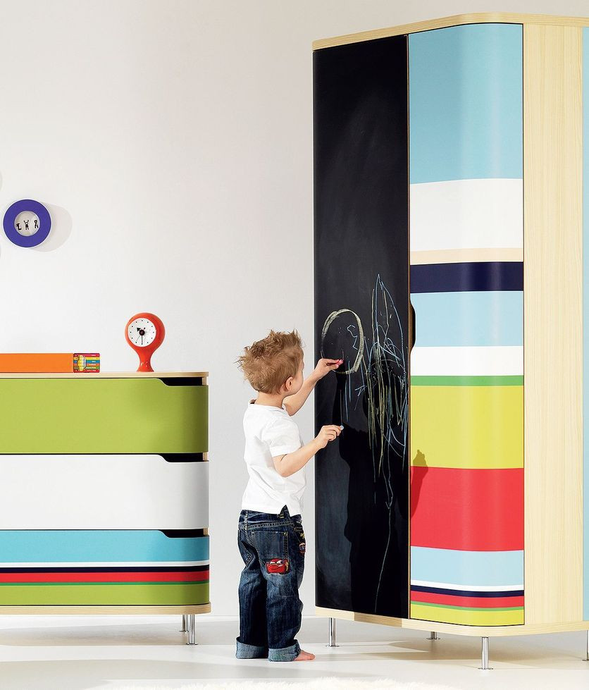 Dwudrzwiowa szafa z kolekcji Pook Pook - część z funkcją tablicy do pisania, płyta laminowana i jesion