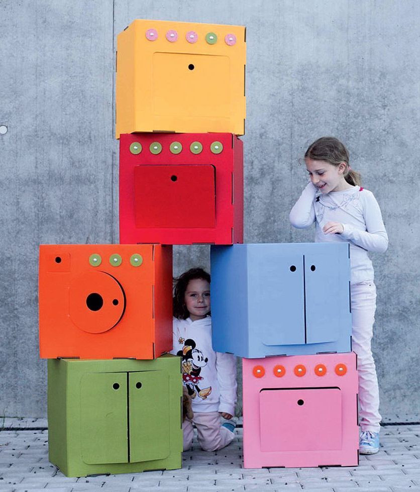 Tekturowe sprzęty. Mogą służyć do zabawy lub przechowywania. Projekt Farida i Krzysiek Dubiel