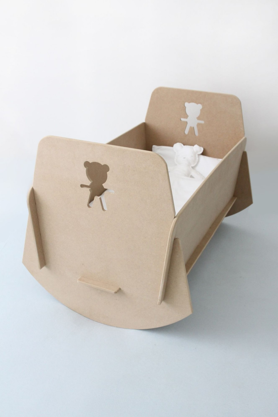 Kołyska eko polskiej firmy Mano Design wykonana ze sprasowanych włókien drzewnych i organicznego środka utwardzającego