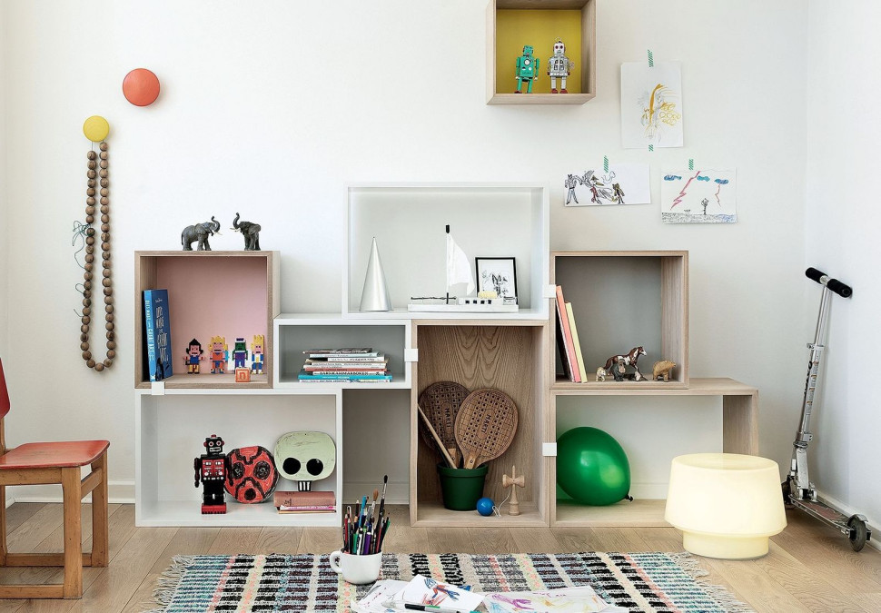 Kompozycja otwartych regałów modułowego systemu Stacked autorstwa Juliena de Smedta