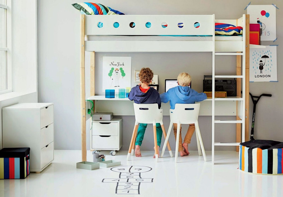 Praktyczna kombinacja piętrowego łóżka 90 x 200 cm z długim biurkiem i systemem półek oraz komódek