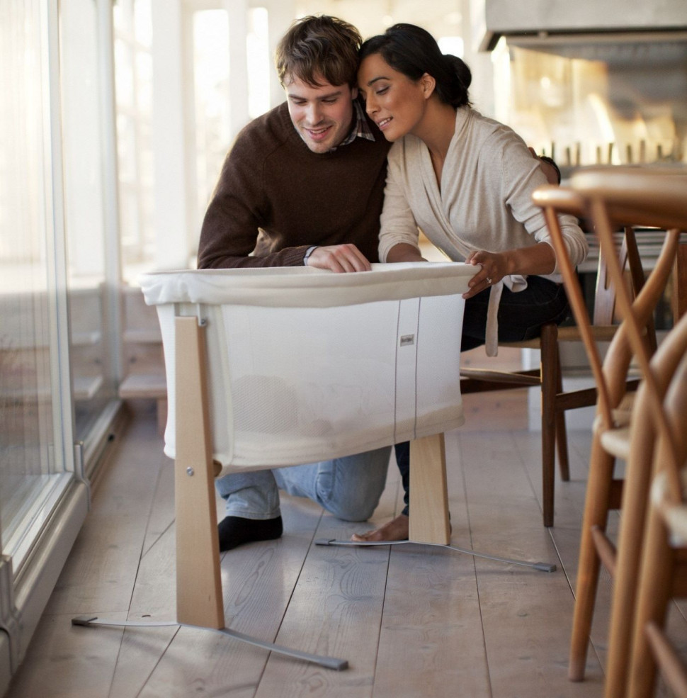 Lekka, ale stabilna kołyska Harmony marki BabyBjörn, wykonana z drewna i bawełny