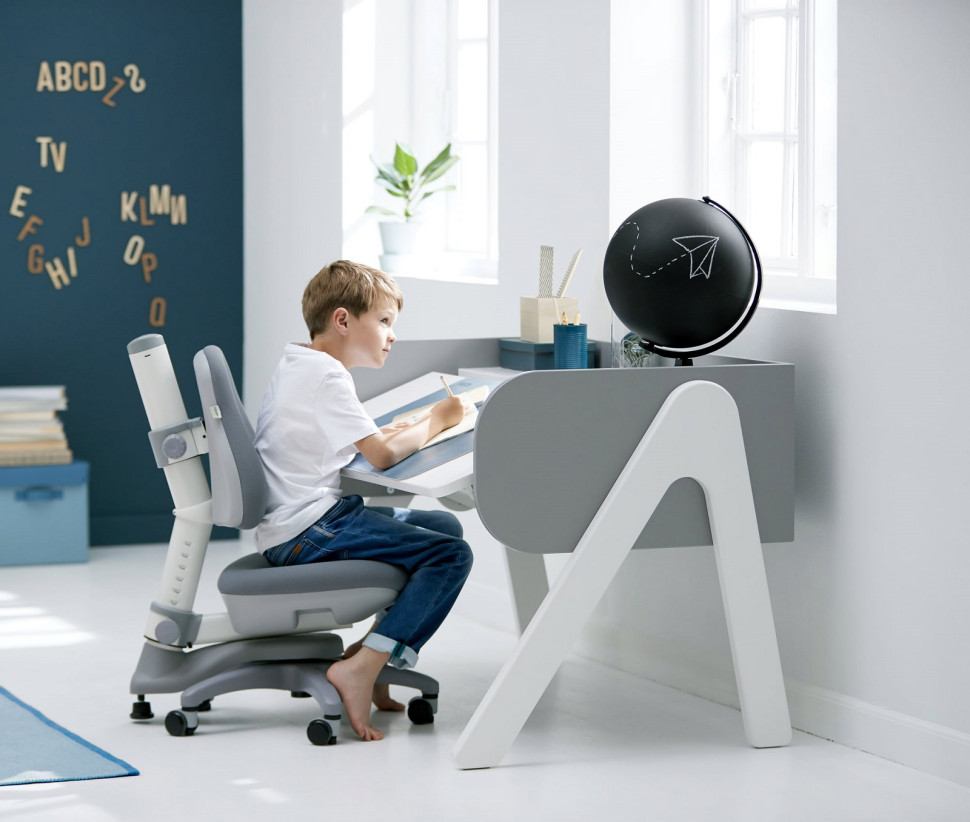 Rosnące krzesło Novo i biurko Woody z regulowanym blatem, wykonane z drewna sosnowego, dostępne w różnych wariantach kolorystycznych